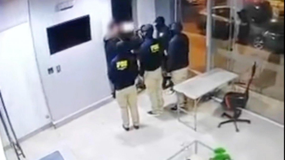 Falsos PDI protagonizaron robo en edificio en Independencia: Estaban armados e intimidaron a un conserje