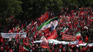 'Marea humana' en el cortejo fúnebre del exlíder supremo de Irán: Carteles llaman a 'matar' a Donald Trump