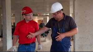 ¿Te pueden cambiar la hora de entrada al trabajo sin tu permiso? Esto dice la Dirección del Trabajo