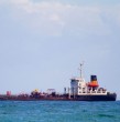 Un buque petrolero fue impactado por un proyectil no identificado frente a la costa de Omán, en el estrecho de Ormuz. El ataque ocurrió pese a la tregua entre Estados Unidos e Irán y es investigado por las autoridades marítimas.