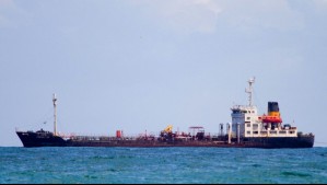 Petrolero es alcanzado por proyectil en el estrecho de Ormuz pese a tregua entre EEUU e Irán