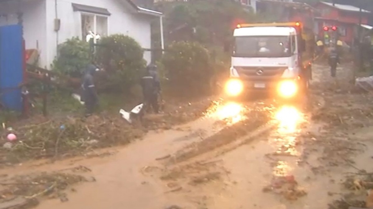 Sistema frontal inunda calles en Corral: Viviendas resultaron anegadas por intensas lluvias