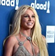 La esperada película biográfica de Britney Spears sigue tomando forma, Universal Pictures contrató a la guionista Liz Meriwether para escribir el primer borrador del largometraje basado en La mujer que soy.