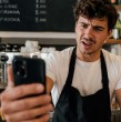 ¿Te pueden echar por un video? La justicia española ratificó el despido de un garzón que expuso el sistema de cobro de un hotel, criticó los precios y sueldos en TikTok.