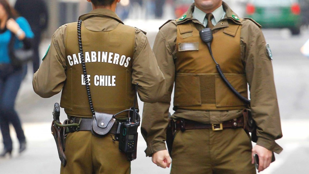 Prisión preventiva para dos carabineros acusados de exigir pago de $200 mil a conductor: Lo llevaron a dos cajeros automáticos