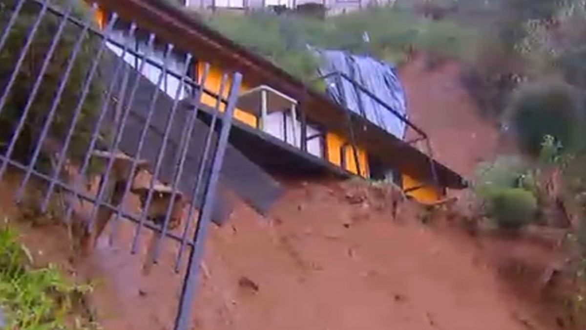 Temporal deja una casa en riesgo de caer por deslizamiento de tierra en Corral