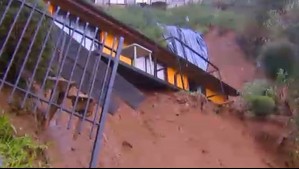 Temporal deja una casa en riesgo de caer por deslizamiento de tierra en Corral