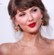 Un artista de Nueva York vendió por US$25 piezas de basura recogidas en las afueras de la boda de Taylor Swift y Travis Kelce. Entre los objetos había colillas de cigarrillos, un test de ovulación y un AirPod.