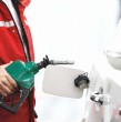 La bencina bajó este jueves y distintas estaciones mantienen descuentos por litro durante este mes julio. Revisa las promociones disponibles con bancos y aplicaciones.