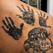 El actor Francisco Dañobeitía sorprendió en redes al mostrar un tatuaje de tres huellas de manos, confirmando un emotivo gesto hacia el hijo de su expareja, Fernanda Salazar.
