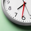 Pese a las críticas, en Chile se sigue aplicando el cambio de hora, algo que ocurrió el pasado mes de abril y volverá a ocurrir en los próximos meses. Revisa cuándo acaba el horario de invierno y comienza el horario de verano.
