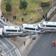 Mira el video que muestra el momento exacto en que un conductor logró salir tras haber quedado atrapado con su camión este jueves en una curva en la comuna de Cerrillos.