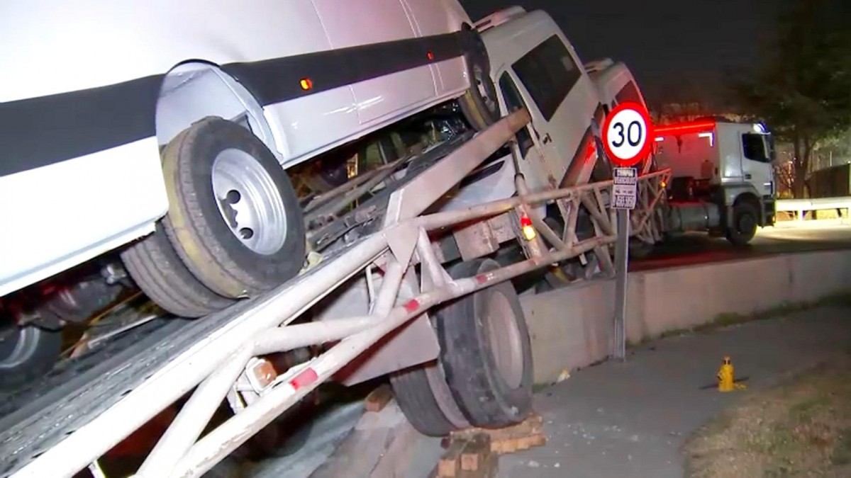 'El GPS me hizo doblar acá': Camión con furgones vuelca en cercanías de centro comercial en Cerrillos