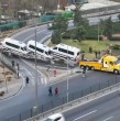 Conoce detalles sobre el volcamiento de un camión con furgones en las cercanías de un centro comercial en Cerrillos. El hecho mantiene el tránsito suspendido en un concurrido lugar.