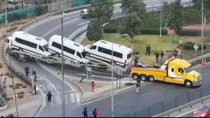 Vuelca camión con furgones.