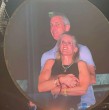 Kristin Cabot, la exdirectiva de Recursos Humanos que fue captada por la kisscam abrazando a su jefe durante un concierto de Coldplay, continúa sin encontrar empleo y ha debido recurrir a sus ahorros para mantenerse.