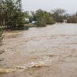 La medida fue adoptada por Senapred luego de que una estación hidrométrica registrara un aumento del caudal hasta niveles de umbral rojo, elevando el riesgo para los sectores cercanos al curso de agua.