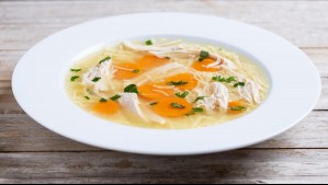 ¿Mito? Especialista U. de Chile analiza beneficios de sopa de pollo para resfrío