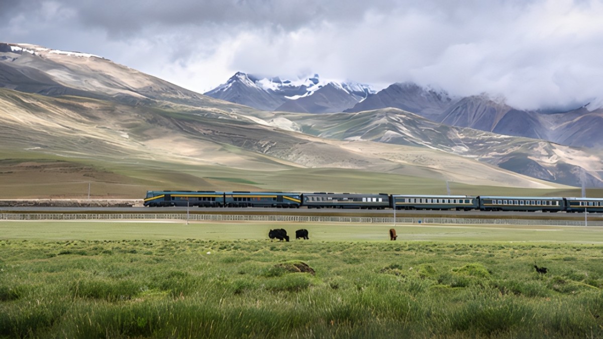 'El tren al cielo': El recorrido ferroviario más extremo del mundo atraviesa glaciares a más de 4.000 metros de altura