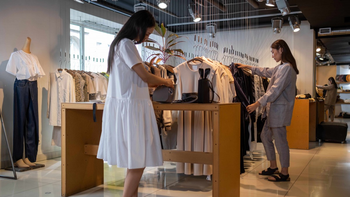 Tienda de ropa confirma cierre definitivo de sucursal en Santiago: tendrá descuentos de hasta 70%