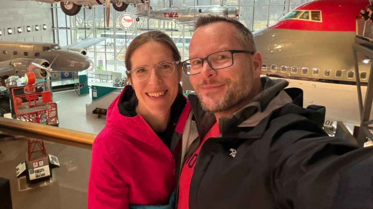 Se jubilaron a los 35 y 40 años: Pareja dejó de trabajar tras ahorrar millones en comida y cargar celulares en la calle
