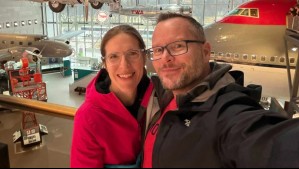 Se jubilaron a los 35 y 40 años: Pareja dejó de trabajar tras ahorrar millones en comida y cargar celulares en la calle