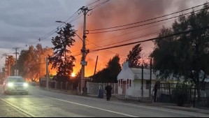 Incendio afecta a cuatro casas en la comuna de Lampa: Hay restricción de tránsito en el Camino a Noviciado