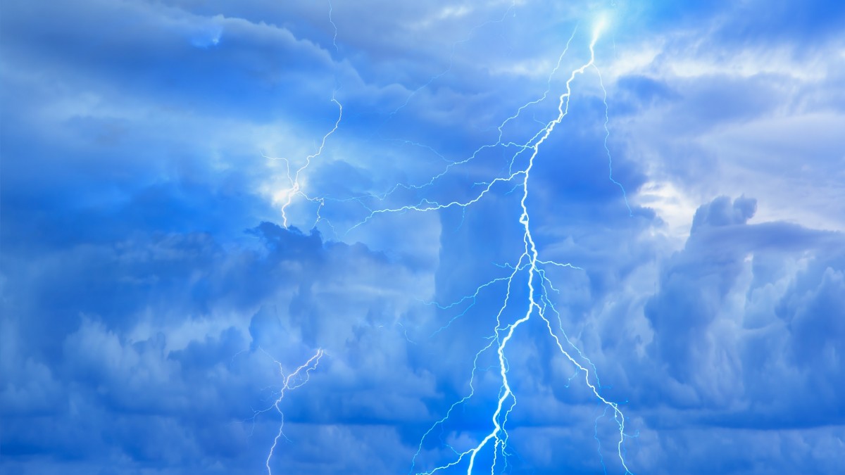 Incluye la Metropolitana: Emiten aviso por probables tormentas eléctricas en zonas de 5 regiones de Chile