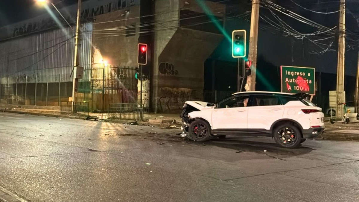 Colisión entre patrulla policial y vehículo particular deja tres Carabineros lesionados en San Miguel