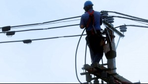 Cortes de luz para este lunes en la RM: Revisa las diez comunas que tendrán interrupciones de servicio de hasta 8 horas