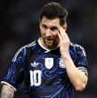 La selección de Argentina apostará por un guiño cargado de simbolismo para enfrentar a Inglaterra en las semifinales del Mundial 2026: Vestirá camiseta azul, la misma que quedó inmortalizada en el histórico triunfo de Diego Maradona en México 1986.