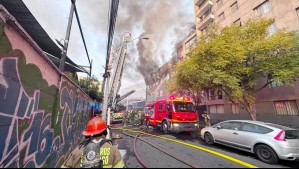 Incendio afecta local comercial en el centro de Santiago: Hay evacuación de edificios cercanos
