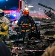 Un incendio de grandes proporciones en la comuna de Colina dejó un menor de edad fallecido y a su hermana de 3 años desaparecida. Carabineros y Bomberos continúan trabajando con urgencia en la remoción de escombros.