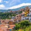 Entérate de la iniciativa que busca voluntarios para revivir pueblos de montaña en Italia por el precio de un café. Se trata del programa casas a un euro, que se expande rápidamente.