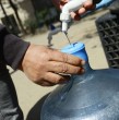 Aguas Andinas programó cortes de agua en cinco comunas de Santiago, debido al cambio de válvulas y la renovación de redes. El corte del servicio podría extenderse hasta 15 horas. ¿Qué comunas se verán afectadas? Revísalo aquí.