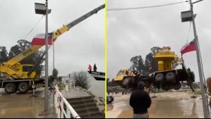 Grúa colapsa mientras retiraba una embarcación del río Maule por llegada del sistema frontal