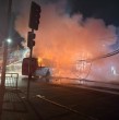 Bomberos acude a un procedimiento por un incendio en la comuna de Santiago tras el choque de un bus de Red Movilidad contra un local comercial. Varias compañías trabajan en el lugar.