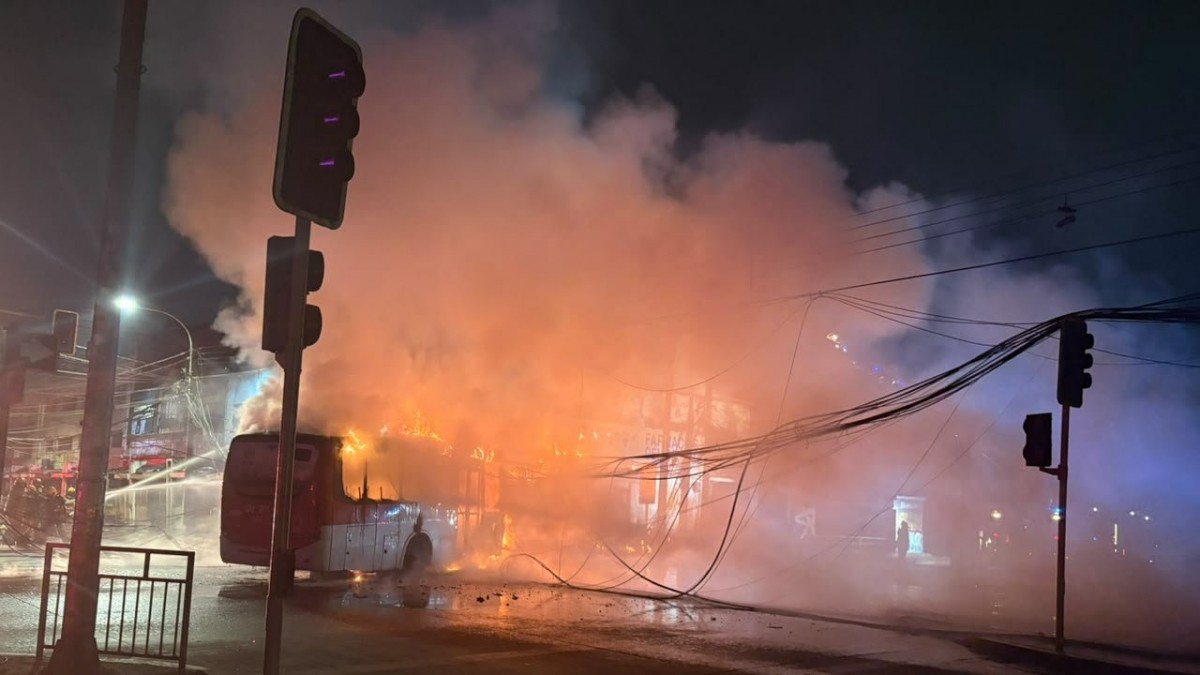 Choque de bus de Red Movilidad contra local comercial provoca incendio en el centro de Santiago