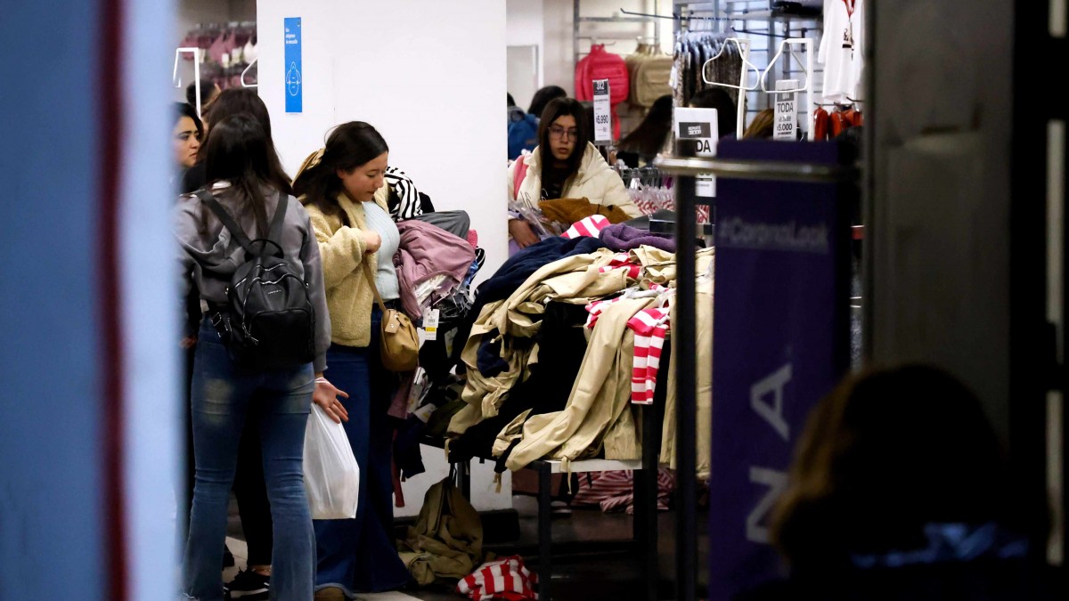 Hay prendas desde los $650: ¿Cómo participar del remate de productos Corona y qué ropa hay disponible?