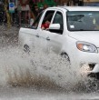 Terminar empapando a un peatón no solo es una conducta poco considerada, sino que también constituye una infracción a la Ley de Tránsito, con sanciones económicas que pueden superar los $71 mil.