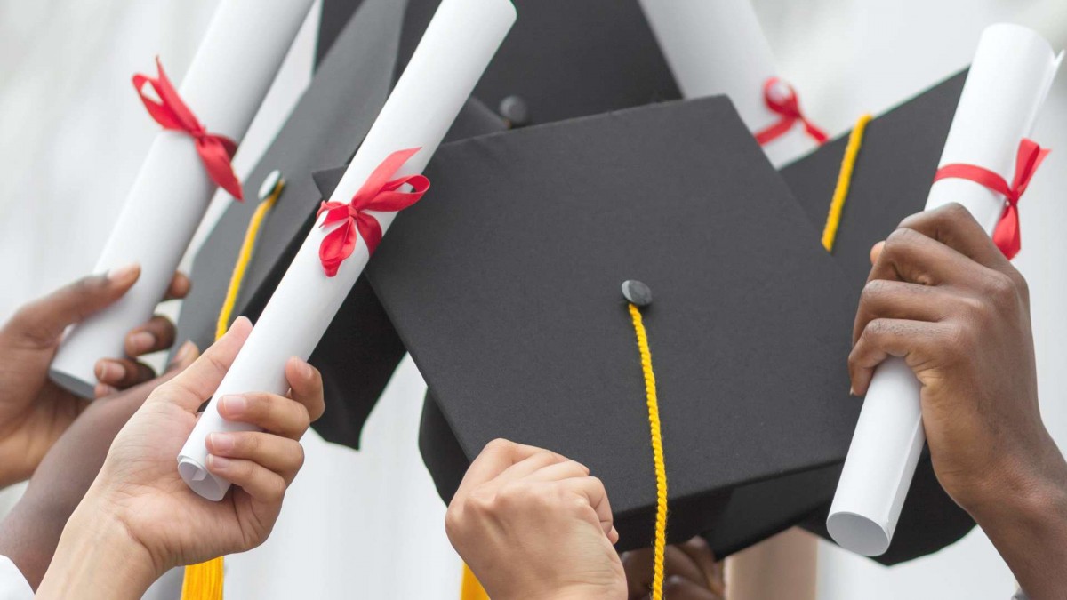 ¿Conviene estudiar un posgrado?: Revisa cuánto gana un profesional con especialización versus un universitario