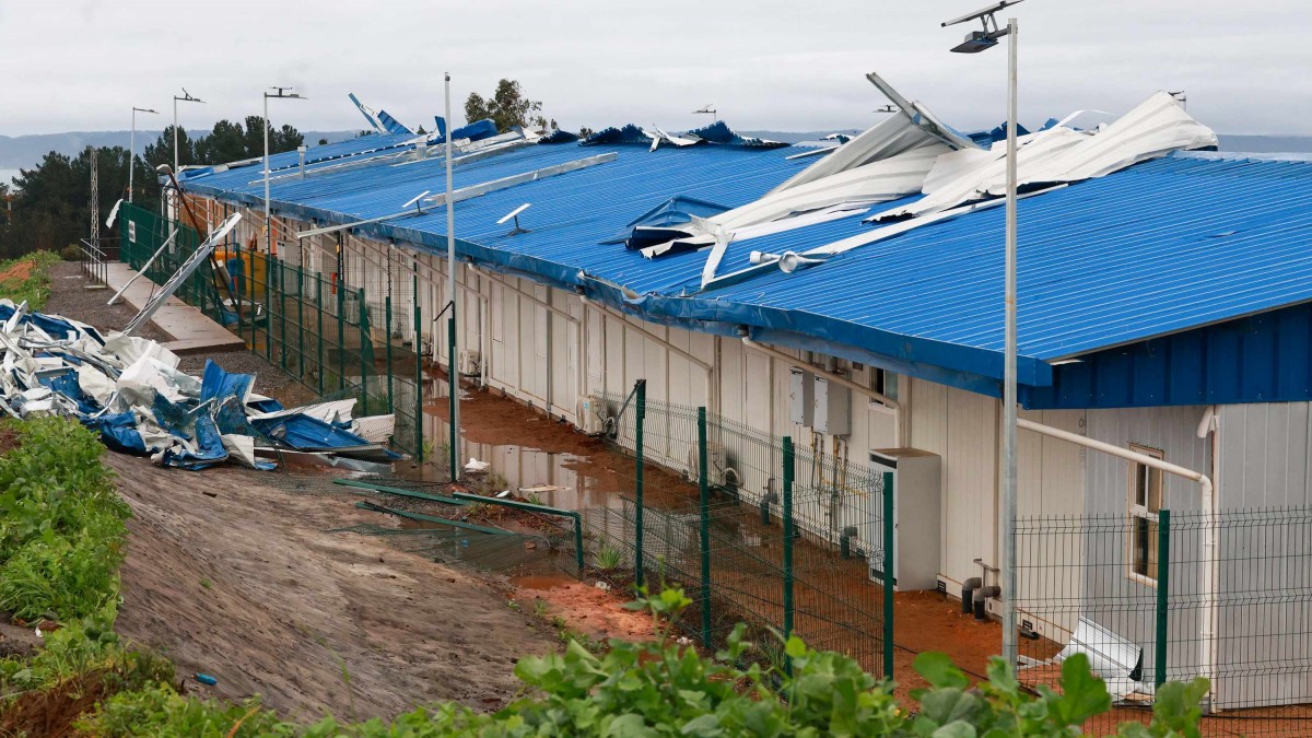 Vientos hacen volar techo de escuela recién inaugurada en Tomé: Estructura cayó sobre casa reconstruida tras los incendios