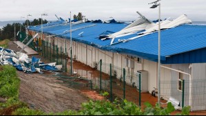 Vientos hacen volar techo de escuela recién inaugurada en Tomé: Estructura cayó sobre casa reconstruida tras los incendios