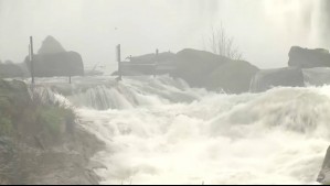Restringen acceso a los Saltos del Laja por aumento de caudal: Video muestra impactante crecida del río