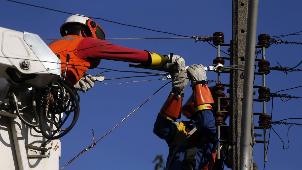 Santiago se prepara para la lluvia y viento: Empresas eléctricas activan plan de contingencia por posibles cortes de luz