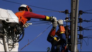 Santiago se prepara para la lluvia y viento: Empresas eléctricas activan plan de contingencia por posibles cortes de luz