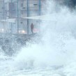 La llegada de un intenso sistema frontal mantiene en alerta al país. Especialistas advierten que el riesgo no se limita a las lluvias, ya que en la zona costera podrían coincidir tres fenómenos que aumentarían el impacto. Conoce cuáles son.