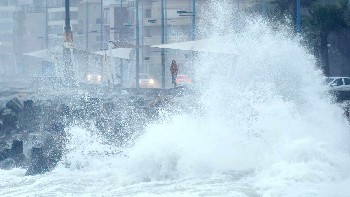 No solo será la lluvia: Alertan por tres fenómenos simultáneos que podrían agravar el temporal en el litoral