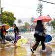 La Dirección del Trabajo recordó cuáles son los derechos de los trabajadores ante el sistema frontal y aclaró qué ocurre si no puedes llegar a tu trabajo por las condiciones climáticas. Revisa los detalles.