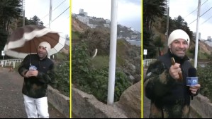 'Se me rompió': Fuertes ráfagas de viento hacen que periodista Karim Butte pierda su paraguas durante despacho en vivo en Concón